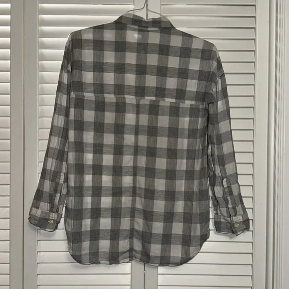 Old Navy women’s grey and white checkered boyfriend button shirt. Size medium - Picture 3 of 4